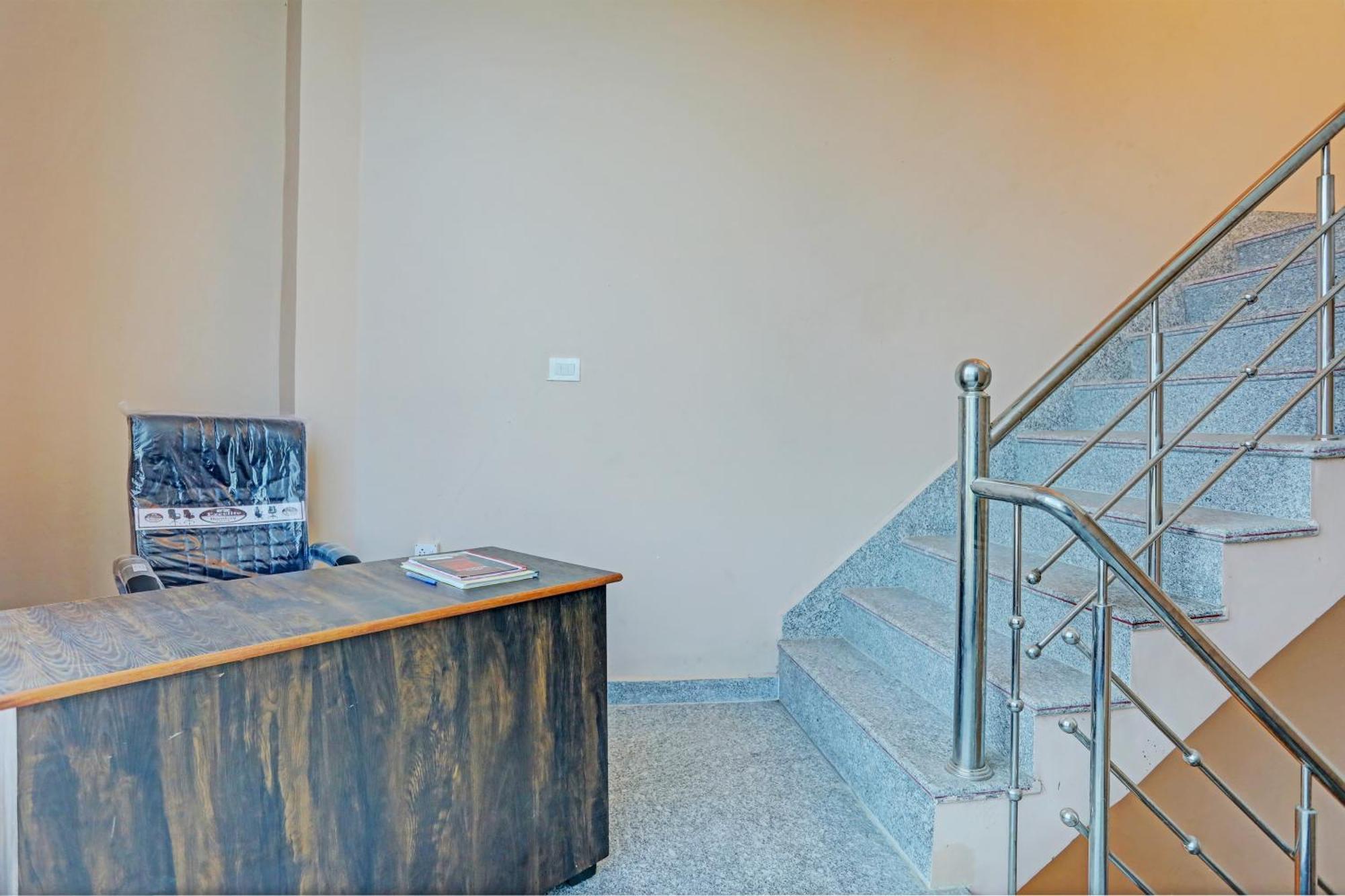 Oyo Moon Light Hotel Etah Екстериор снимка