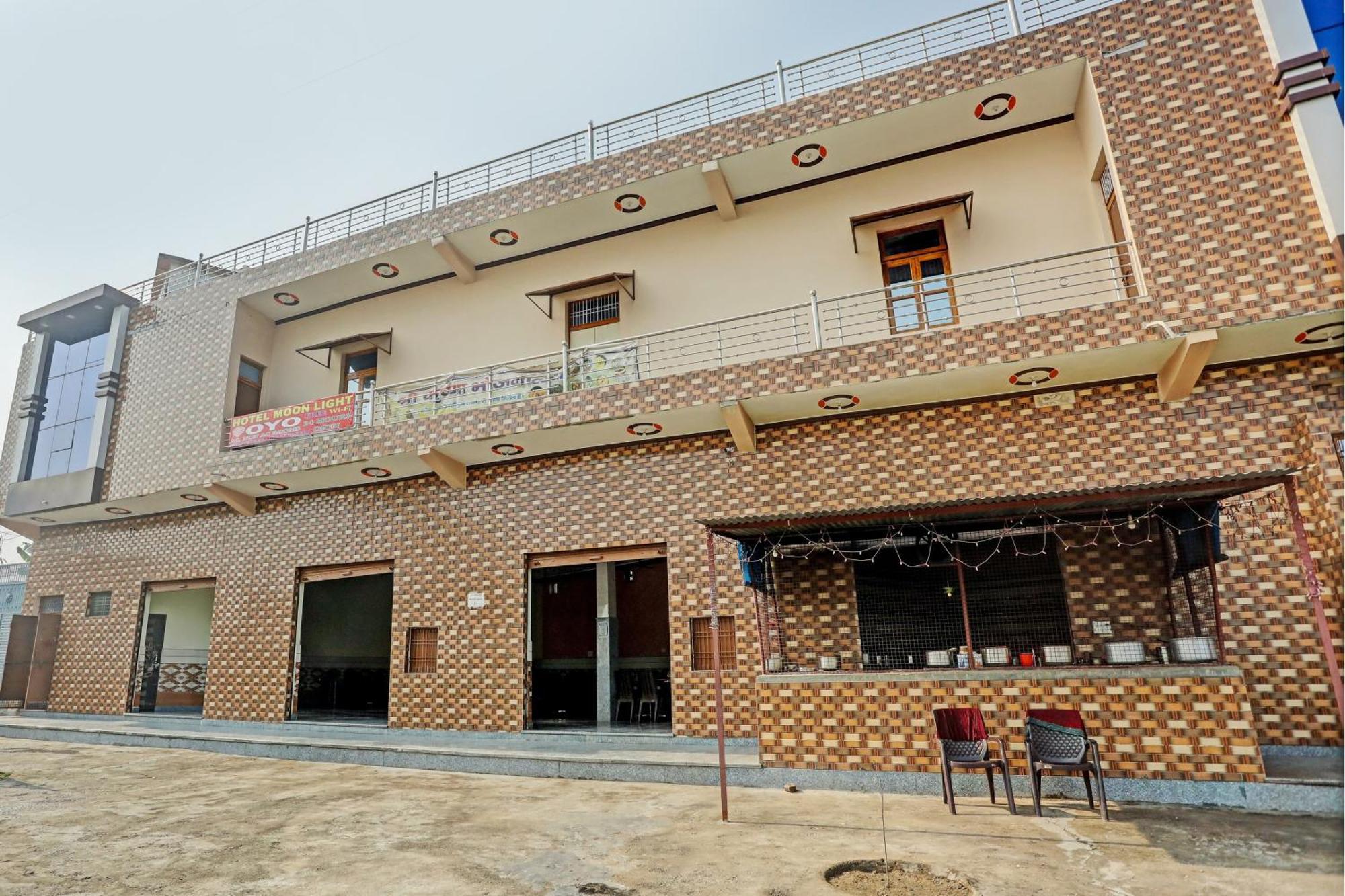 Oyo Moon Light Hotel Etah Екстериор снимка
